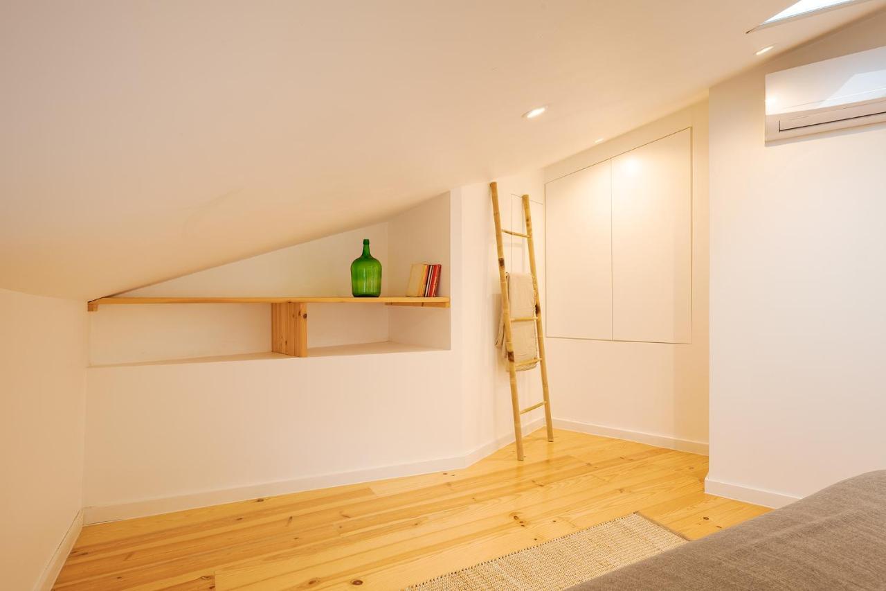 The Yellow House Spacious Duplex In Prazeres District リスボン エクステリア 写真