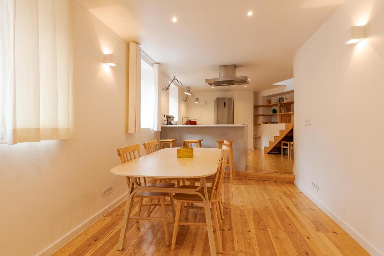 The Yellow House Spacious Duplex In Prazeres District リスボン エクステリア 写真